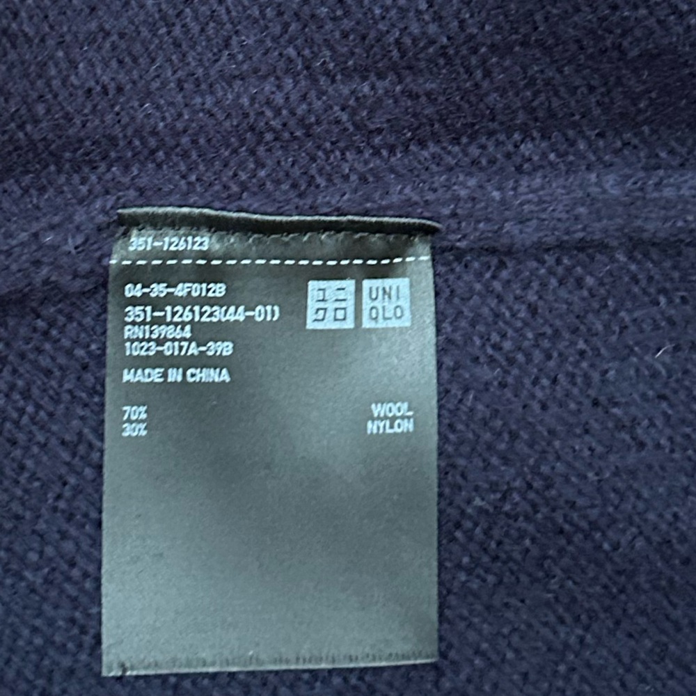 UNIQLO Men's Lambs wool Blend V Neck Navy Sweater Size L - Picture 6 of 9